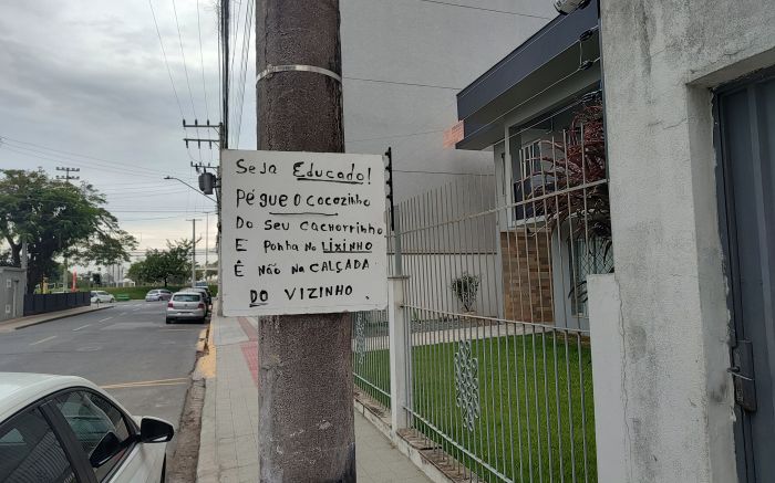 Placa foi instalada em poste do bairro Fazenda perto da avenida Beira Rio
 (Foto: Franciele Marcon)