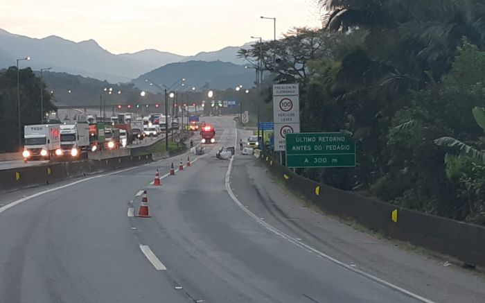 Tombamento aconteceu no km 2, em Garuva, no sentido Curitiba (Foto: Divulgação)