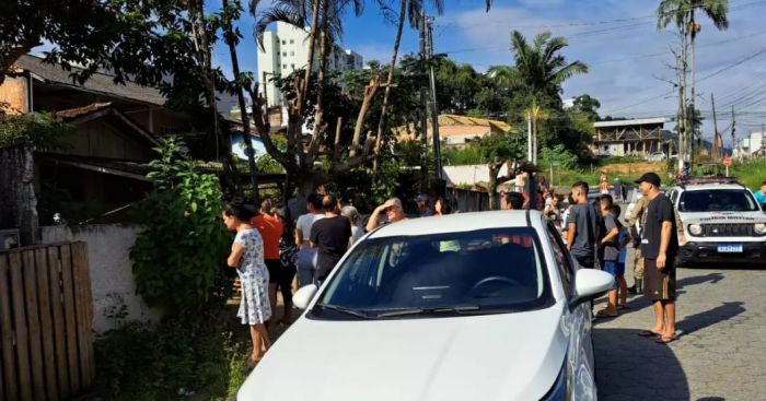 Após o ataque, os autores dos disparos fugiram num carro não identificado até o momento (Foto: Divulgação)