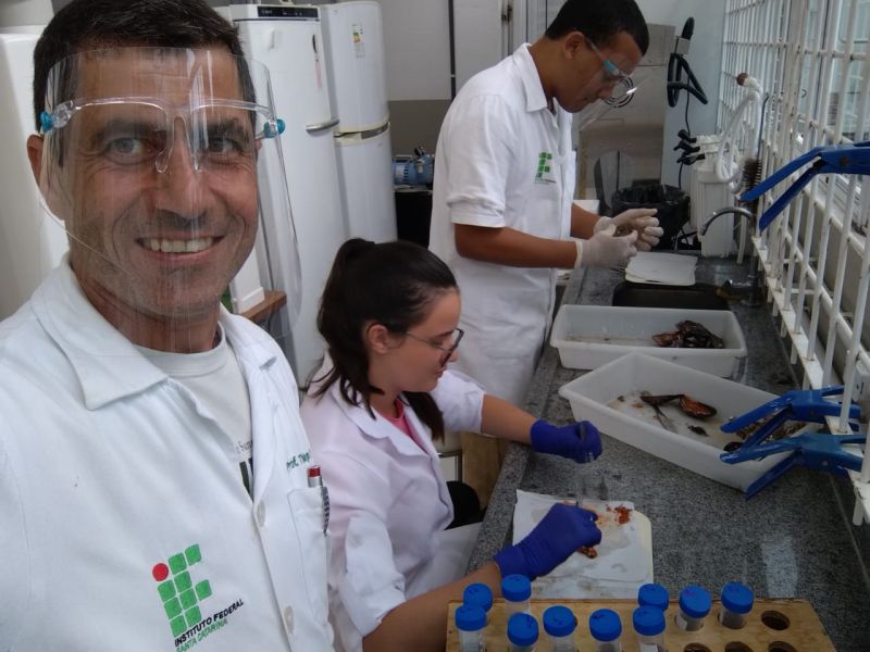 Professor Thiago Pereira Alves coordena o estudo com os alunos do IFSC do campus de Itajaí 