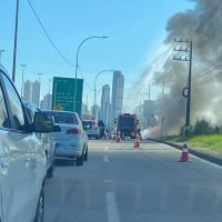 Carro pega fogo na marginal da BR-101