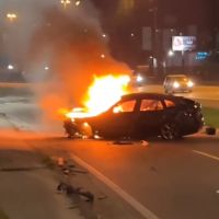 BMW pega fogo após capotar em Balneário 