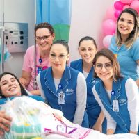 Grávida ganha chá de bebê no hospital