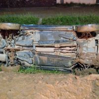 Carro tomba em vala e passageira fica presa às ferragens em Barra Velha