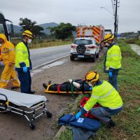 Motociclista quebra o braço em queda de moto 