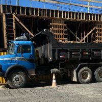 Construções de prédios trancam o trânsito no centro de Navegantes