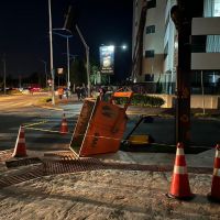 Agora: Caçamba acerta poste e provoca apagão em 20 mil imóveis  