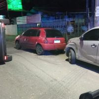 Motorista bate em carros estacionados