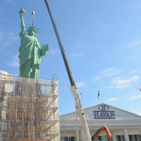 Nova estátua da Havan é instalada em Itajaí