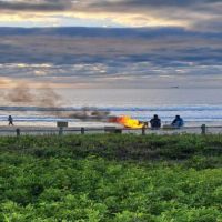 Dupla incendeia lixeira pública na praia Brava