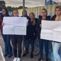 Pais fazem protesto em frente à creche onde vigilante foi assaltado  