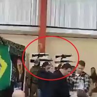 Escola monta estande com réplicas de armas