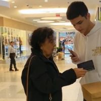 Vídeo: Idosa acha que é assalto no shopping e bomba no TikTok