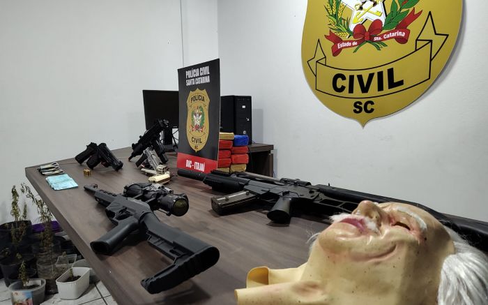 Armas, munições, carros e dinheiro falso foram apreendidos com bandidos presos (Foto: Franciele Marcon)