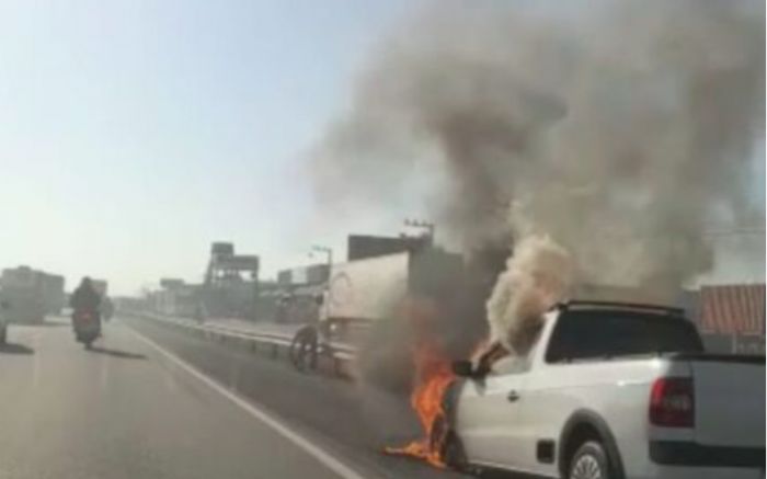 Pane mecânica causou incêndio no motor da Saveiro (Foto: Leitor)