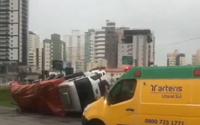 Veículo interditou uma faixa da marginal no sentido sul

(Foto Reprodução)