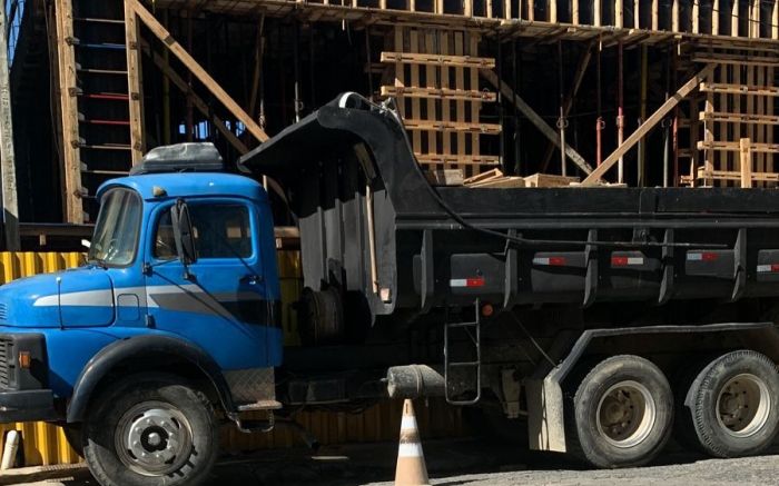 Construtoras estacionam grandes caminhões nas calçadas e inviabilizam o trânsito (Fotos: Divulgação)