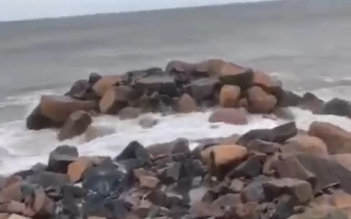 Molhe Norte de Itapema foi destruído antes do fim da obra
 (Foto: Reprodução)