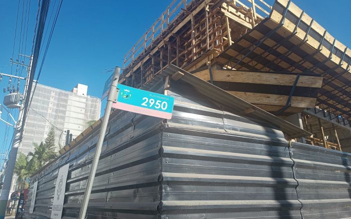 Construção de prédio afetou estrutura de casa vizinha (Foto: Leitor)