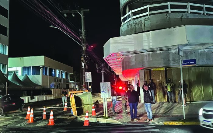 Grua atingiu a fiação e causou um curto circuito geral
(foto: da redação