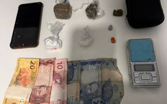 Durante busca na residência, cerca de 50 gramas de droga foram encontradas (Foto: Divulgação)