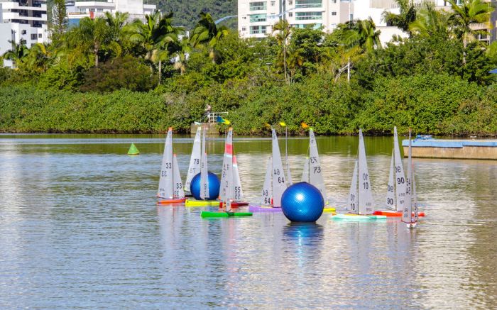 15 barcos rádio controlados disputaram regata de veleiros em miniatura  (fotos: Marcos Porto/Divulgação)