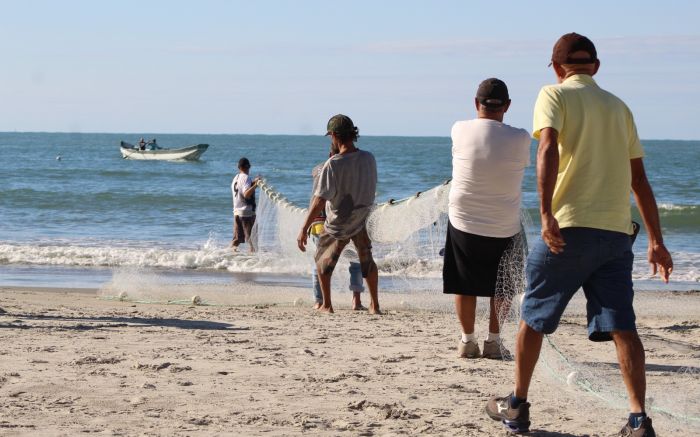 Pescadores esperam que com o frio desta semana mais tainhas apareçam na orla
(Foto: Gerusa Brum)