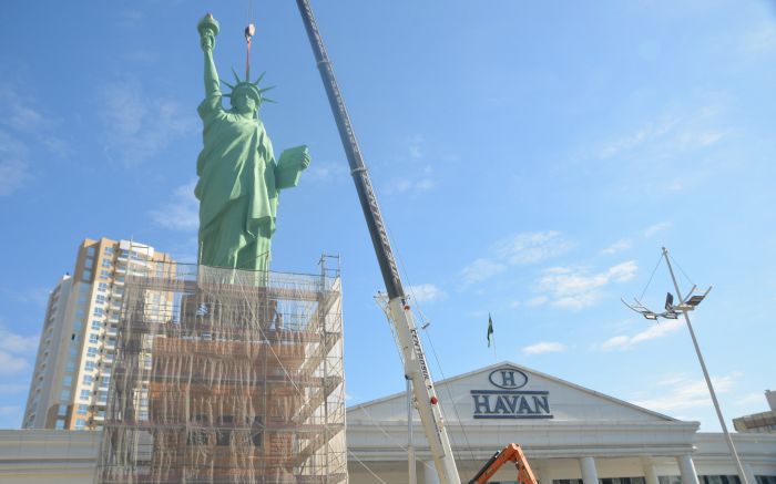 Estrutura de sete toneladas foi içada por guindaste gigante
(Foto: João Batista)