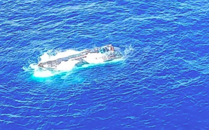 Alerta da Marinha é porque barco, parcialmente submerso, coloca em risco à navegação (Foto: Reprodução)