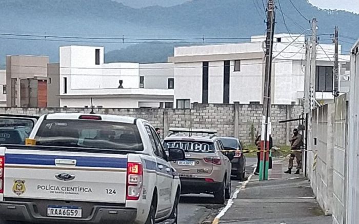 Homem que atirou e matou rapaz na frente do prédio morreu em confronto com a PM
(foto: leitor)