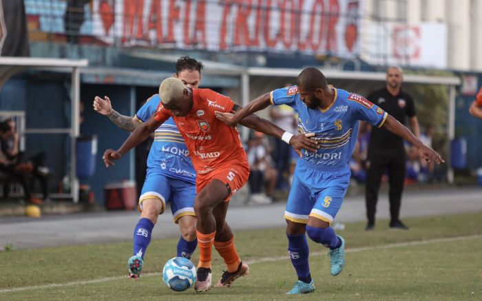 Cambura buscou o empate na reta final do jogo
(Foto: Beno Küster)