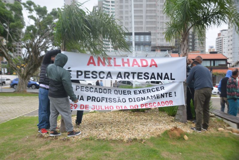 Pescadores aproveitaram a passagem do ministro por  Itajaí pra protestar