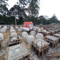 Ambulância decola e acerta canteiro de obras 