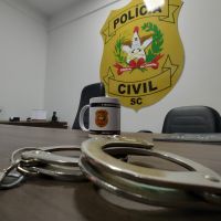 Casal acusado de jogar corpo de homem no rio volta à prisão 