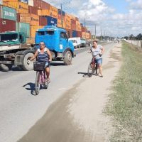 Ciclistas dividem rodovia movimentada de Navegantes com caminhões 