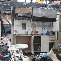 Família teve casa destruída por incêndio