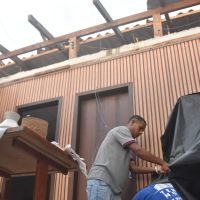 Casa tem telhado arrancado pelo vento no bairro Fazenda  