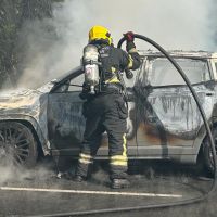 Jeep pega fogo na Estrada da Rainha 