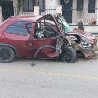 Carro fica detonado após bater em muro