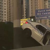 Taxista sofre acidente na ponte do rio Camboriú 