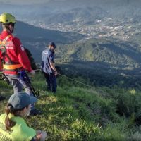 Piloto de parapente cai a 30 metros de altura