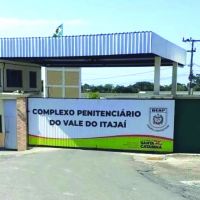 Mulher denuncia presídio por deixar detentos sem comida e convivendo com bichos