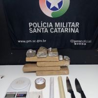 Traficante é preso tentando se livrar de 4 kg de maconha 