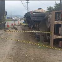 Caminhão tomba na marginal de Salseiros