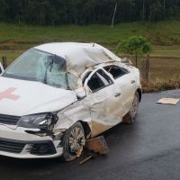 Batidão com três veículos deixa dois feridos