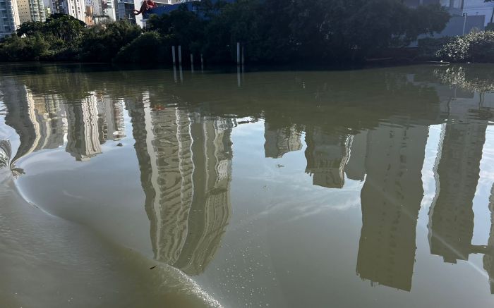 Moradores se queixam da mancha de esgoto e mau cheiro na região
(Foto: Divulgação)