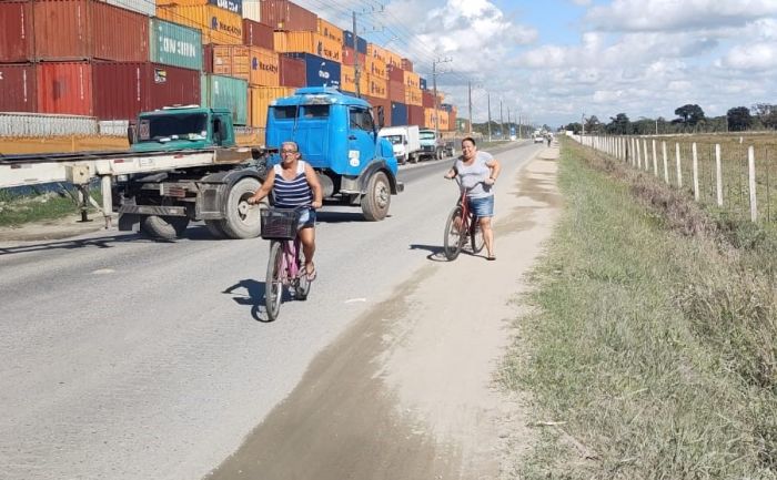 Usuários falam que o problema existe há mais de seis anos e a prefeitura não toma providências

 (Foto: Joca Baggio)