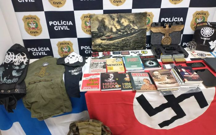 Duas pessoas foram presas em flagrante durante operação que recolheu armas e artigos nazistas
(Foto: Divulgação)