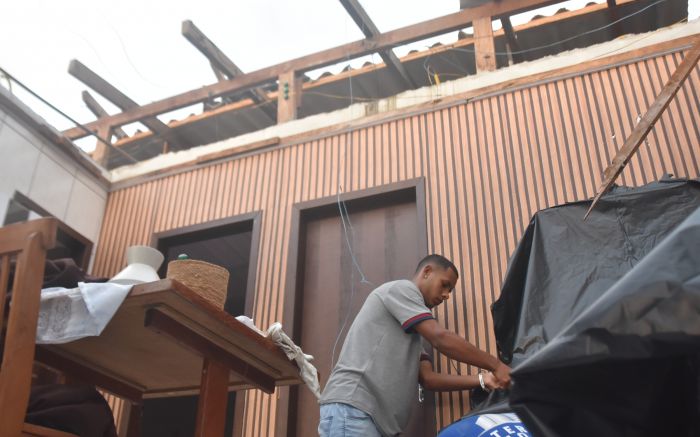 Sobrado teve a cobertura destruída pelo vendaval (Foto: João Batista)