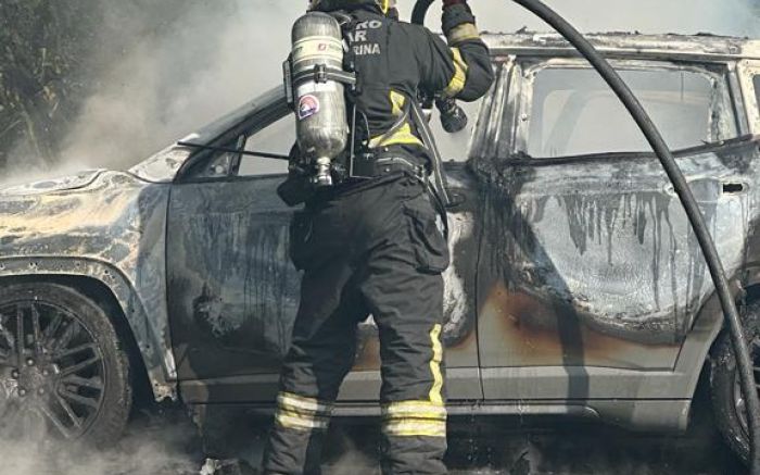 Carro estava estacionado quando o incêndio começou 

(foto: divulgação)